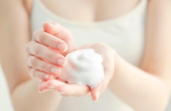 3種類のクレイと沖縄サンゴのクレイ石鹸でお肌の汚れを絡みとるように吸着！！